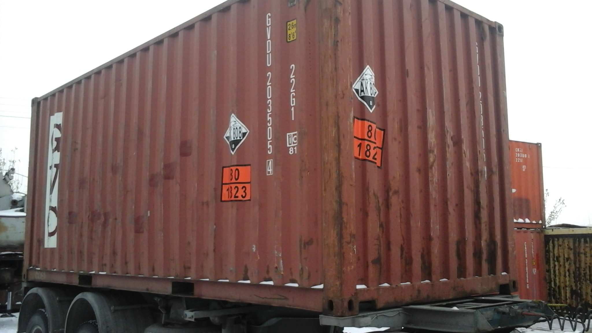 Куплю контейнер б у красноярск. 20 Футовый контейнеровоз в Красноярске. Крупнотоннажные контейнеры РЖД. Подсыл контейнера. Выгрузка доски из контейнера.